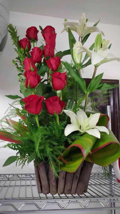 12 Rosas con Lilys en Torre - Flores, Florería, Floristería