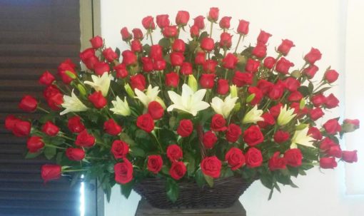 Canasta con 100 Rosas y Lilis - Flores, Florería, Floristería
