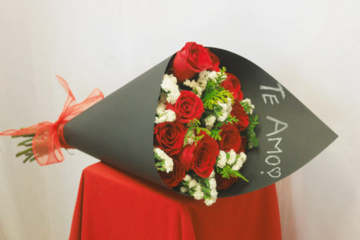 Bouquet de 12 Rosas con Follaje en Negro - Flores, Florería, Floristería