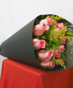 Bouquet de 12 Rosas con Follaje en Negro - Flores, Florería, Floristería