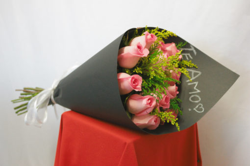 Bouquet de 12 Rosas con Follaje en Negro - Flores, Florería, Floristería