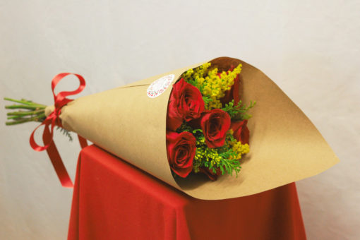 Bouquet de 6 Rosas con Follaje en Kraft - Flores, Florería, Floristería
