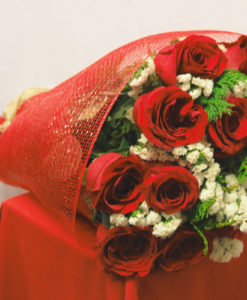 Bouquet de 12 Rosas con Follaje en Red - Flores, Florería, Floristería