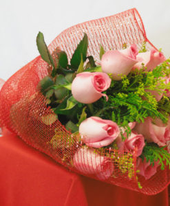 Bouquet de 12 Rosas con Follaje en Red - Flores, Florería, Floristería