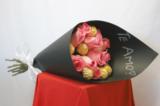 Bouquet de 12 Rosas con Chocolates en Negro - Flores, Florería, Floristería