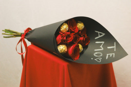 Bouquet de 6 Rosas con Chocolates en Negro - Flores, Florería, Floristería