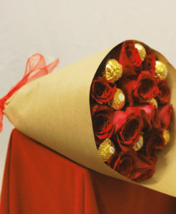Bouquet de 12 Rosas con Chocolates en Kraft - Flores, Florería, Floristería