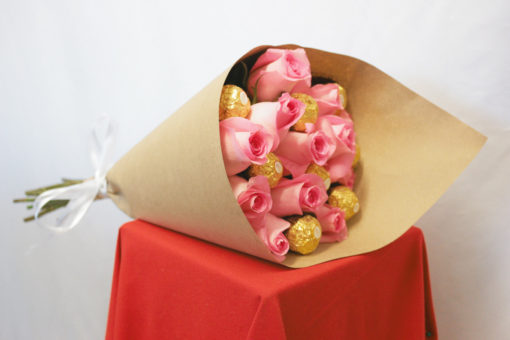 Bouquet de 12 Rosas con Chocolates en Kraft - Flores, Florería, Floristería