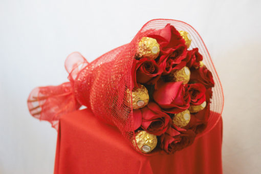 Bouquet de 12 Rosas con Chocolates en Red - Flores, Florería, Floristería