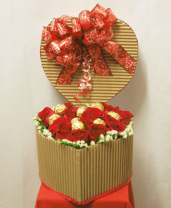 Caja de Corazón con 12 Rosas y Chocolates - Flores, Florería, Floristería