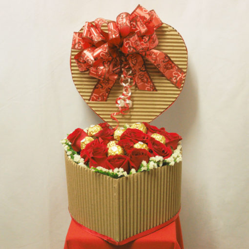 Caja de Corazón con 12 Rosas y Chocolates - Flores, Florería, Floristería
