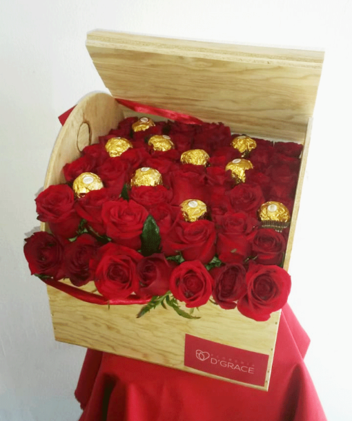 Baúl con 48 Rosas y Chocolates - Flores, Florería, Floristería