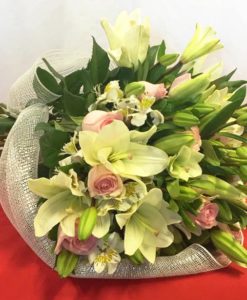 Boiuquet de 12 Rosas con Lilys - Flores, Florería, Floristería