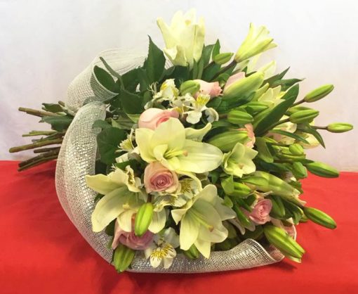Boiuquet de 12 Rosas con Lilys - Flores, Florería, Floristería