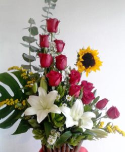 Docena de Rosas con Lilys y Girasol - Flores, Florería, Floristería