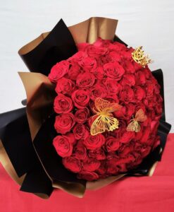 Ramo de 100 Rosas con Coronitas y Mariposas - Flores, Florería, Floristería