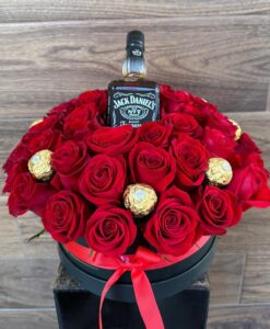 Caja de 50 Rosas con Botella Jack Daniels y Chocolates - 26AG21